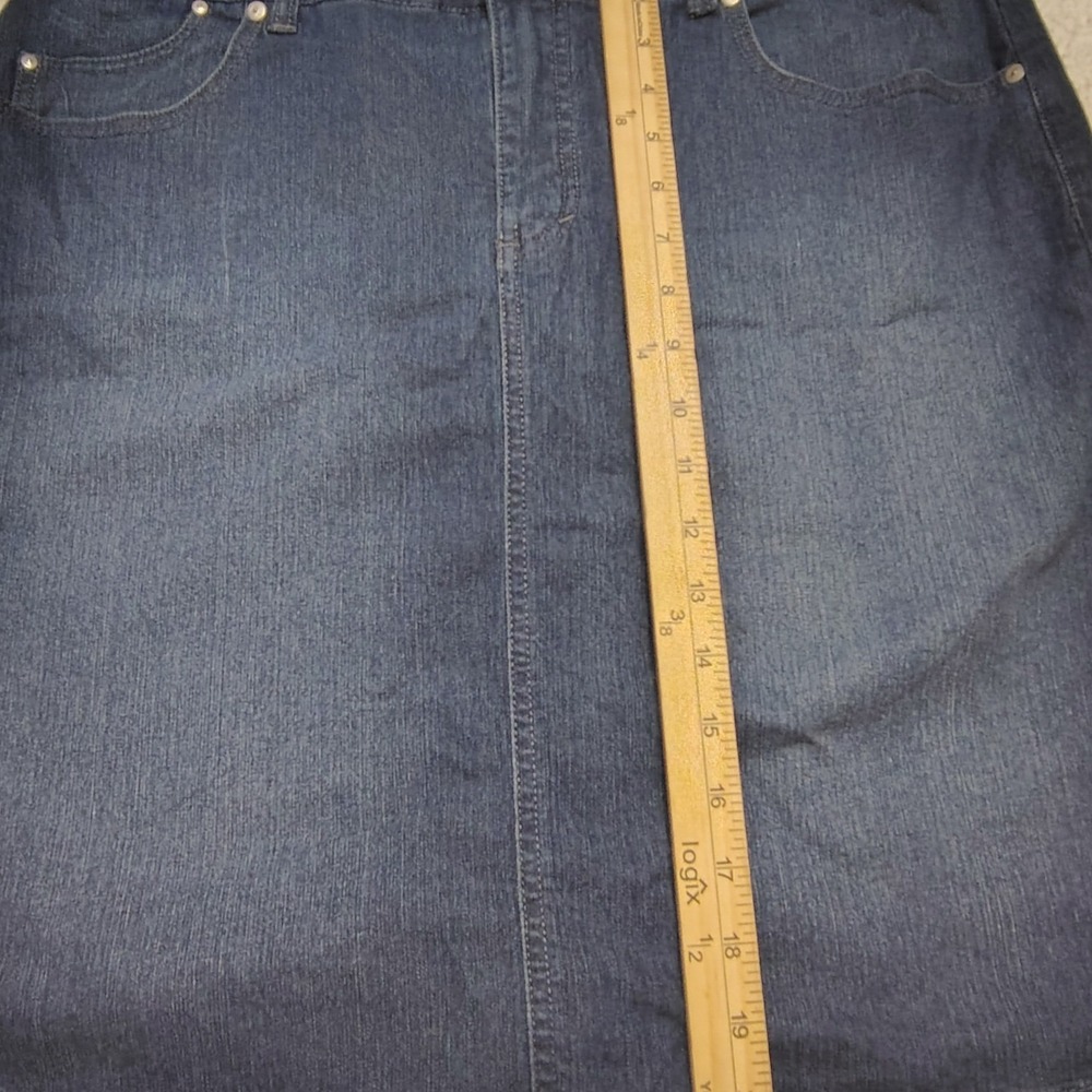 Bandolino Denim Skirt Women Size 12 Blue Excellent Knee Length Back Vent Pocket